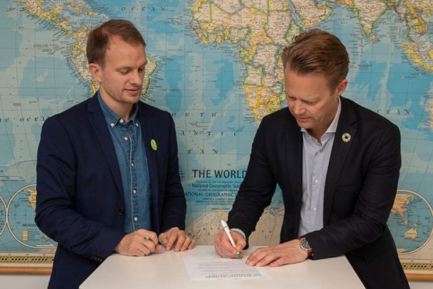 Jeppe Kofod og Kristian Weise underskriver skattely charter