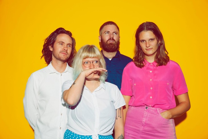 Fire personer på gul baggrund