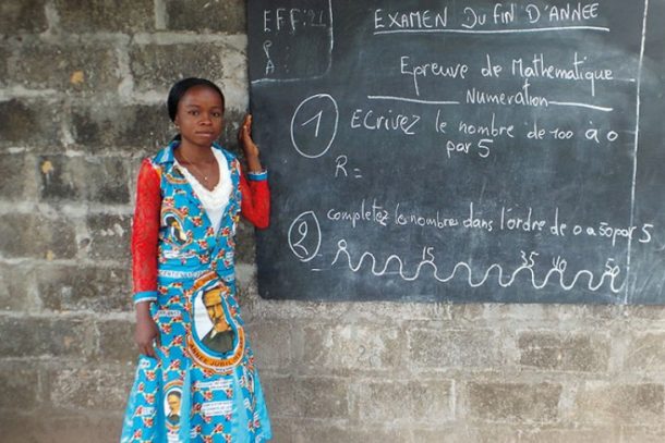 DRC lærer foran tavle