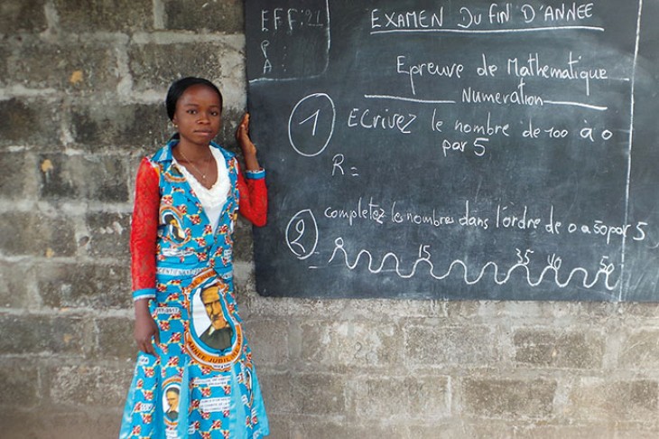 DRC lærer foran tavle