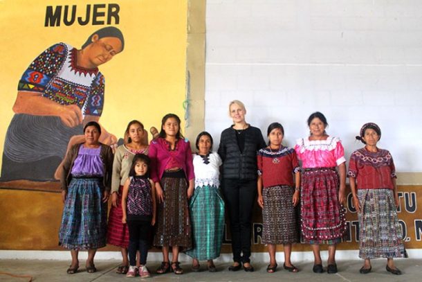 Kvinder foran vægmaleri