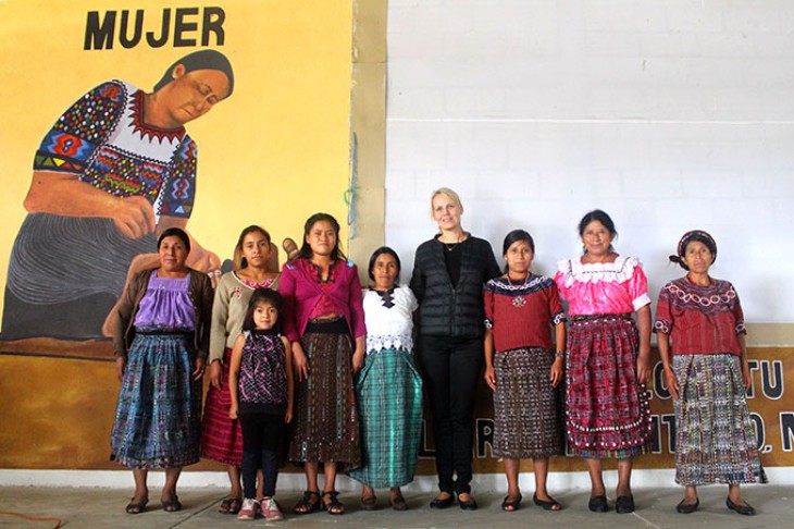 Kvinder foran vægmaleri