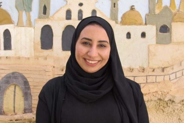 Smilende kvinde med sort tørklædde på Vestbredden.