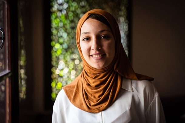 Marokkansk kvinde med orange tørklæde