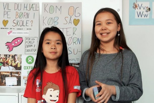 To piger foran plancher