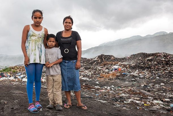 To voksne og et barn på losseplads