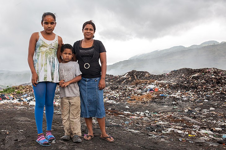 To voksne og et barn på losseplads