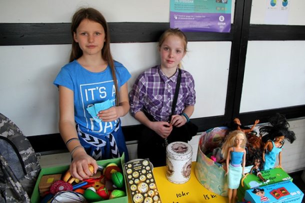 To børn holder loppe marked