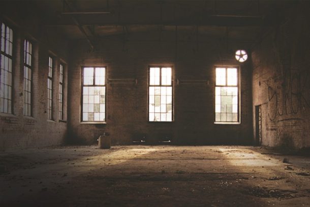 Tre vinduer til forladt rum