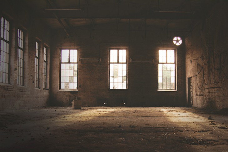 Tre vinduer til forladt rum