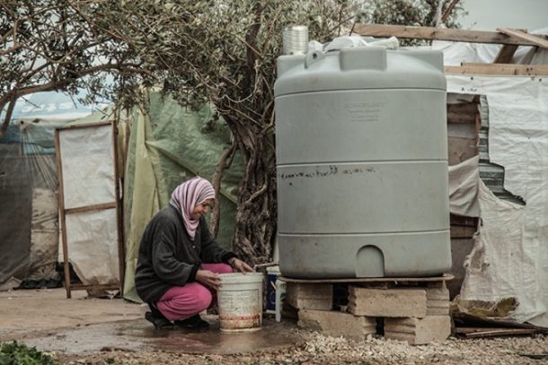 Syrisk flygtning i Libanon tapper vand