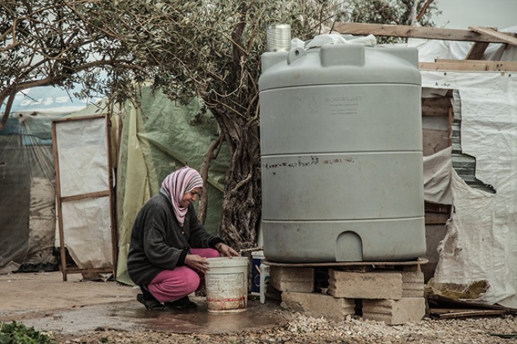 Syrisk flygtning i Libanon tapper vand