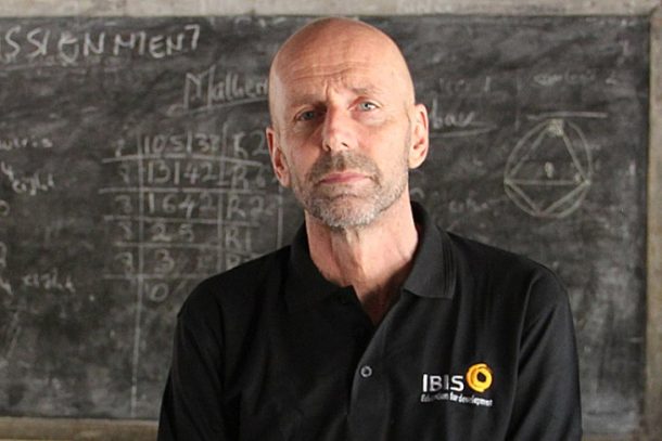 Vagn Berthelsen foran tavle i skole, Sierra Leone