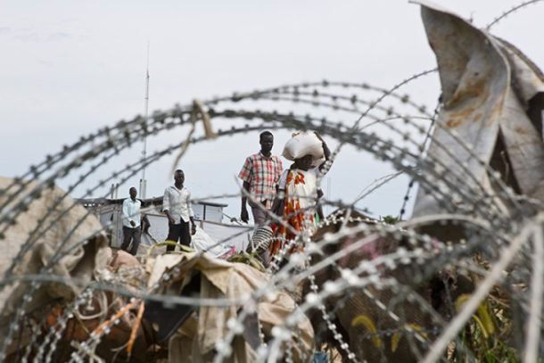 Personer set gennem pigtråd i Sydsudan