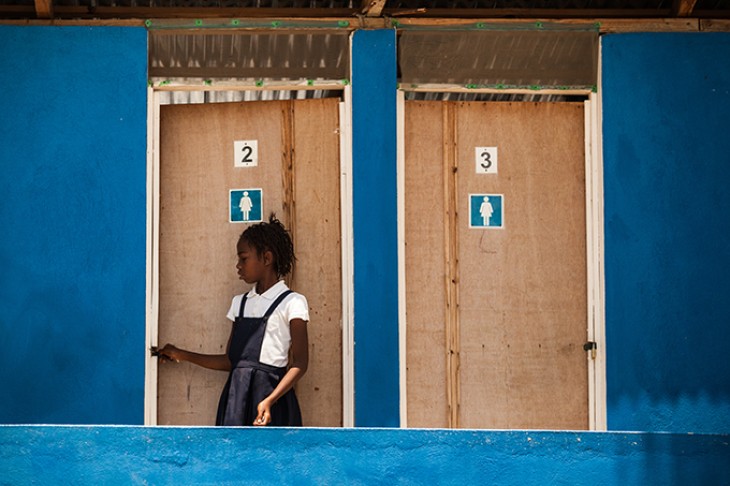 Pige foran latriner - Haiti