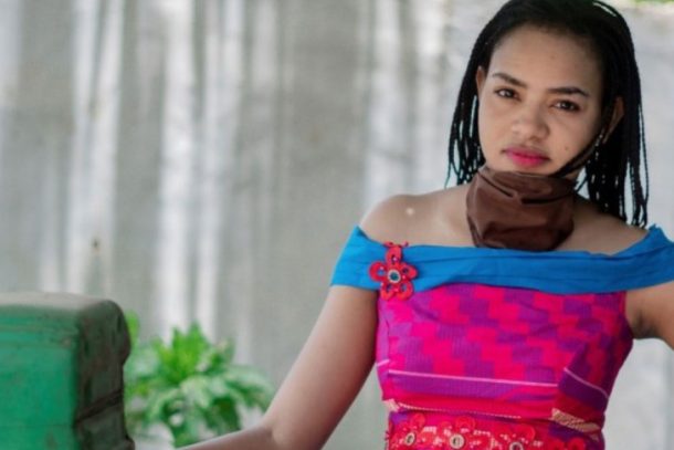 Kvinde med mundbind trukket ned, Mali