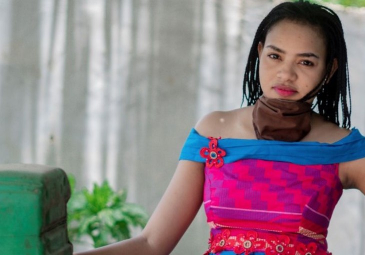 Kvinde med mundbind trukket ned, Mali