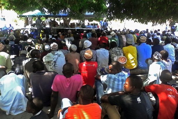 Lokalbefolkningen i Mozambique bliver uddannet i regler og paragraffer inden for at styrke dem i kampen for deres territorium.