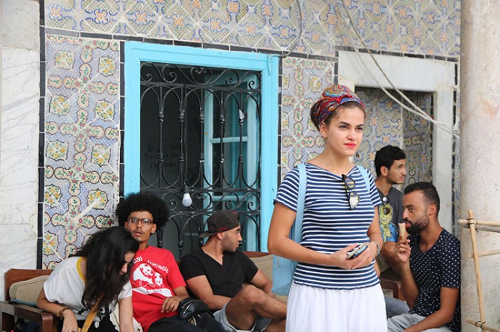 Ung kvinde foran bygning