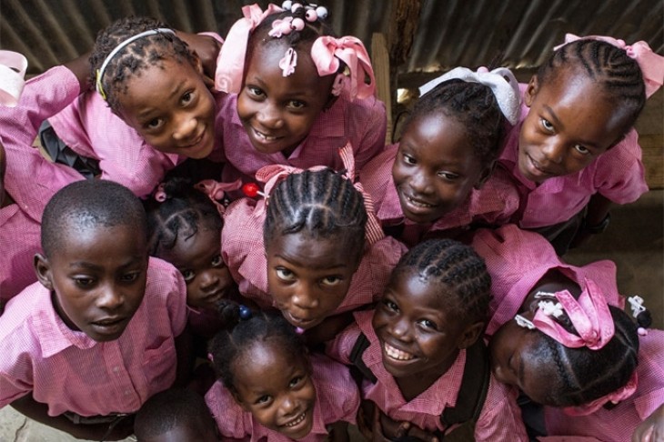 Skolepiger smiler til kameraet, Haiti