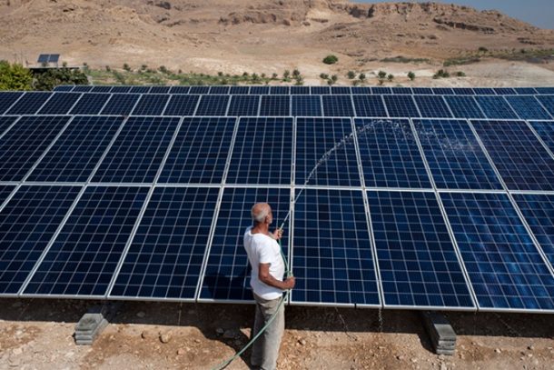 Mand vander solcelleanlæg i ørkenen