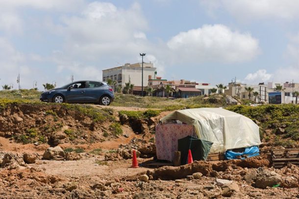 Telt foran stort hus og bil, Marokko