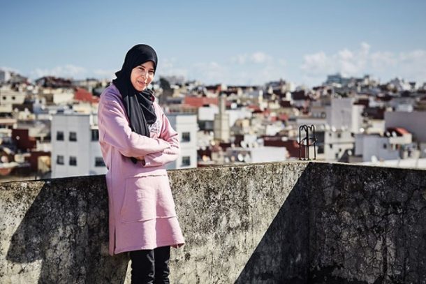 Lamia Ghandi på hustag i Tangier, Marokko