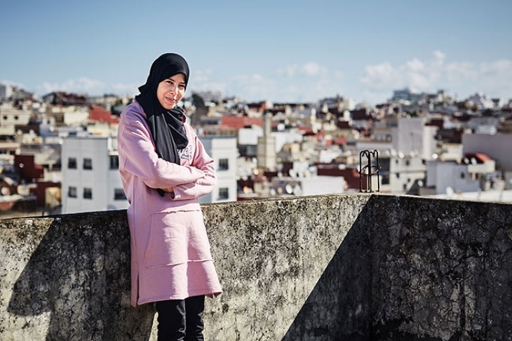 Lamia Ghandi på hustag i Tangier, Marokko