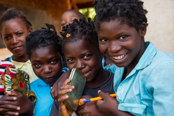 Glade skolebørn i Alto Molokue, Mozambique