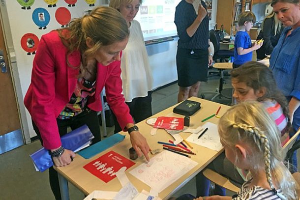 Ellen Trane Nørby med elever på Randersgade Skole - Verdenstimen 2016