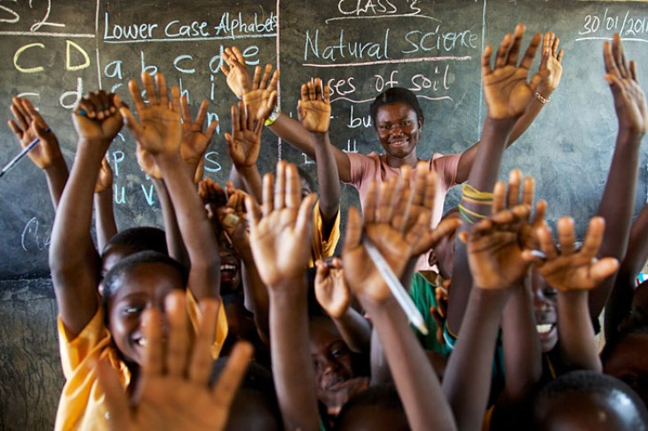 Skolebørn i klasse foran tavle