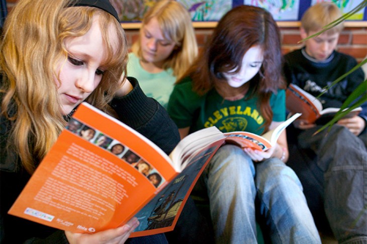 Elever på Lindevangsskolen læser LæseRaketten.