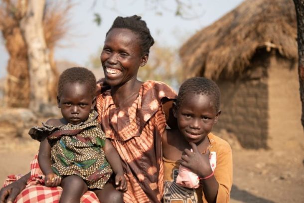 Vicky Asha og hendes to børn Evling og Asina Rose.