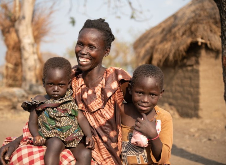 Vicky Asha og hendes to børn Evling og Asina Rose.