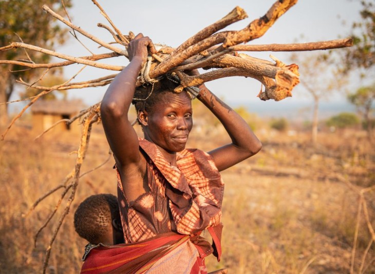 Kvinde æbrer grene på hovedet