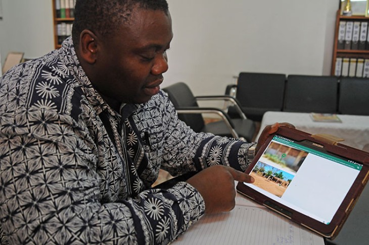 Mand med iPad, Mozambique