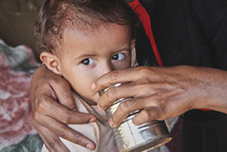Lille barn modtager nødhjælp i Yemen