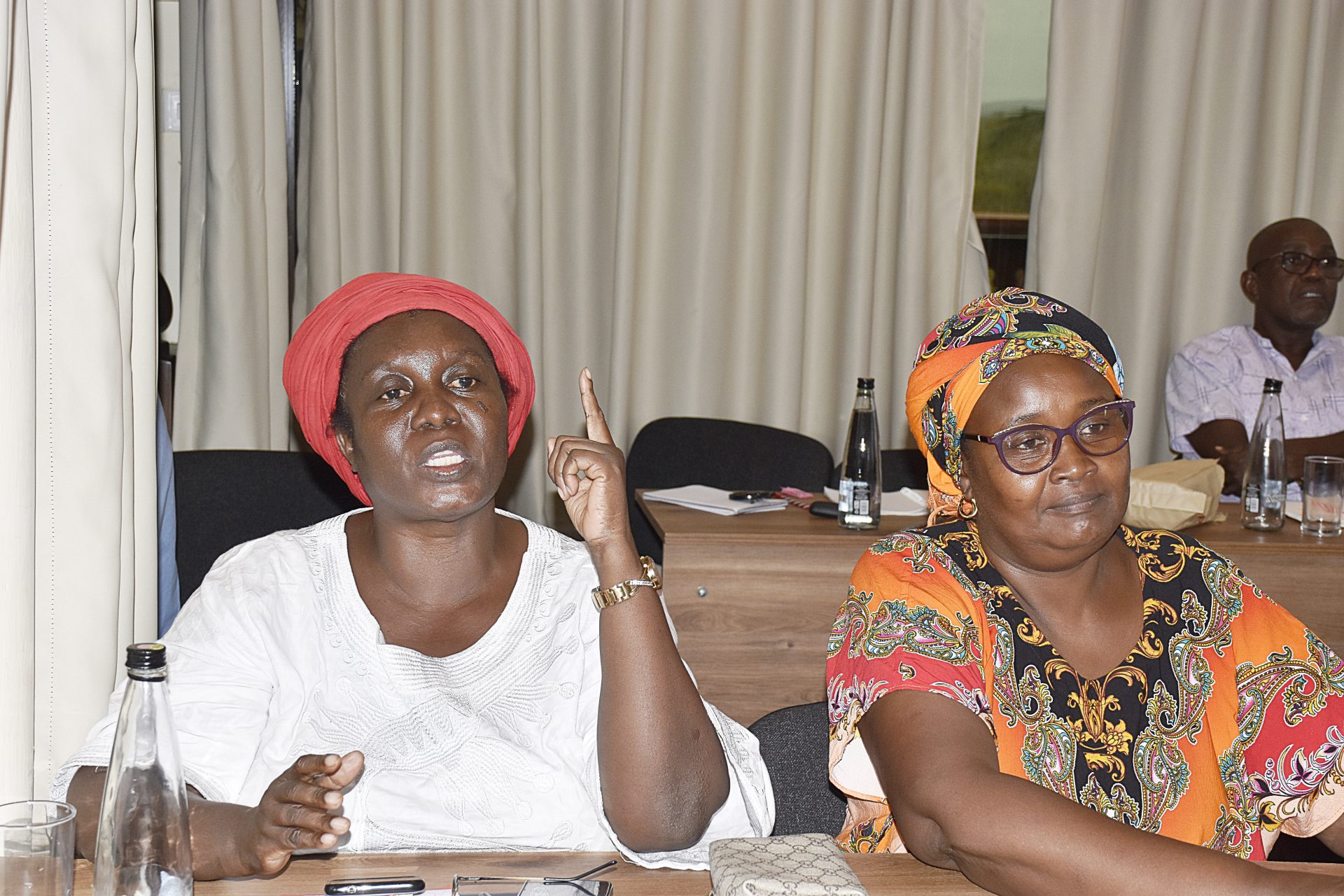 To kvinder, der deltager i workshop.