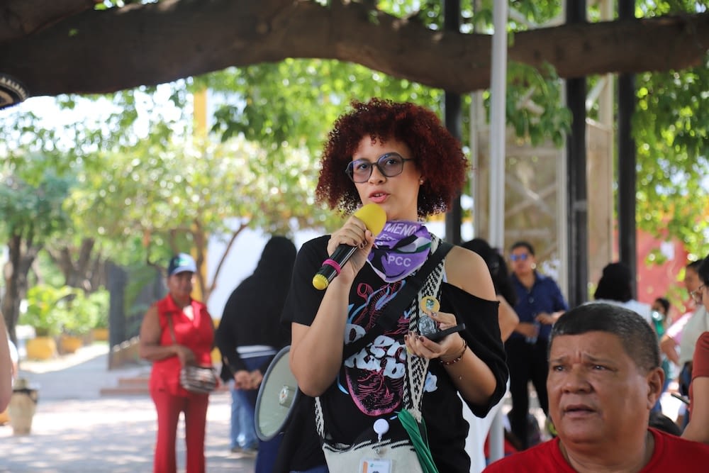 Kvinde der taler i en mikrofon