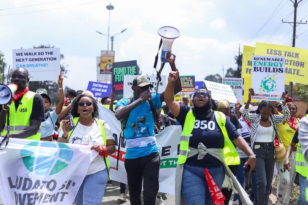 Gruppe af mennesker til demonstration hvor en taler i en megafon