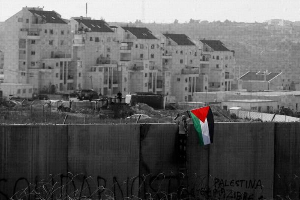 Palæstinensisk flag som hænger på en mur