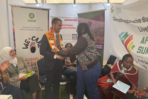 møde mellem unge afrikanske klimaaktivister og den danske ambassade hvor der bliver overrakt et tørklæde