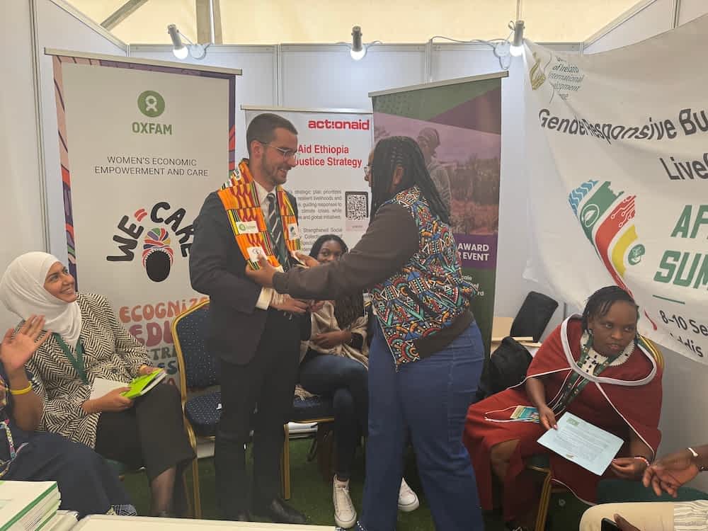 møde mellem unge afrikanske klimaaktivister og den danske ambassade hvor der bliver overrakt et tørklæde